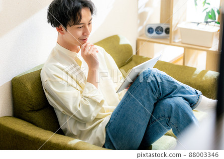 男性平板電腦客廳 男性平板電腦客廳 88003346