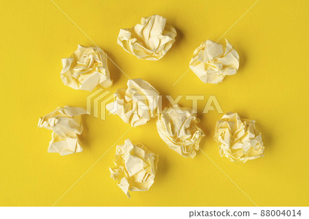 crumpled pieces of paper 88004014