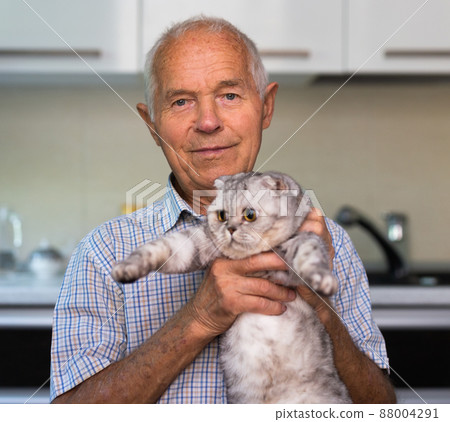 Portrait of old man with cat Portrait of old man with cat 88004291