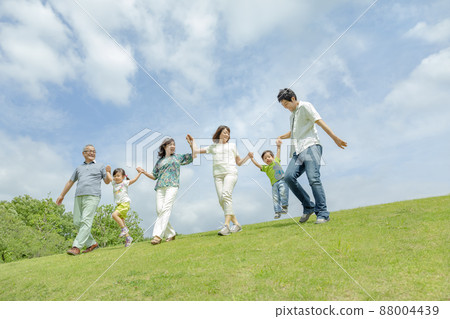 三代家庭在公園裡玩 三代家庭在公園裡玩 88004439