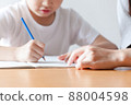 孩子們在大人的指導下學習 88004598