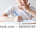 孩子一邊打哈欠一邊學習 88004599