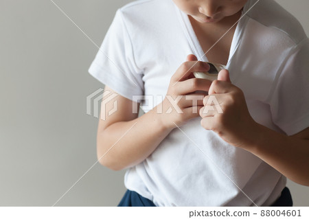 孩子用溫度計檢查體溫 88004601
