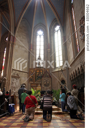 People pray on Good Friday in Zagreb's cathedral in front of God's tomb 88004662