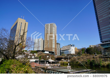 飯田橋、新宿區、東京和牛込護城河的建築物 88004976