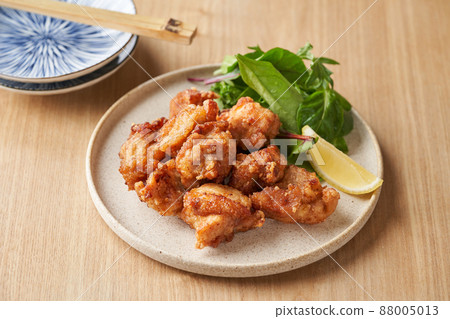 炸雞放在盤子裡 炸雞放在盤子裡 88005013