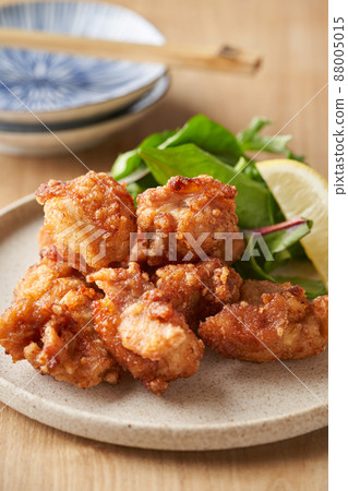 炸雞放在盤子裡 炸雞放在盤子裡 88005015