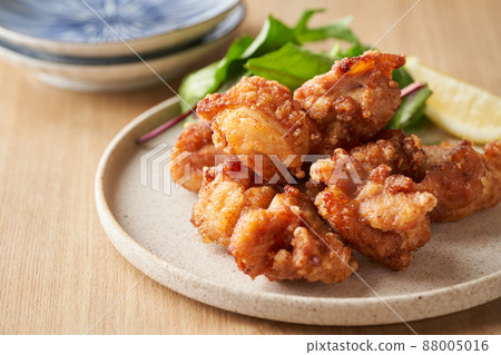 Fried chicken served on a plate Fried chicken served on a plate 88005016