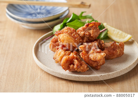 Fried chicken served on a plate Fried chicken served on a plate 88005017