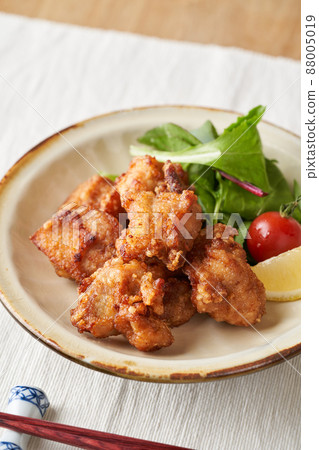 Fried chicken served on a plate 88005019