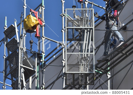 Large-scale condominium repairs: Labor saving by mechanizing the work of unloading temporary scaffolding Large-scale condominium repairs: Labor saving by mechanizing the work of unloading temporary scaffolding 88005431