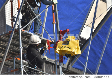 Large-scale repair work on an apartment building - Installation of a lift for temporary scaffolding Large-scale repair work on an apartment building - Installation of a lift for temporary scaffolding 88005433