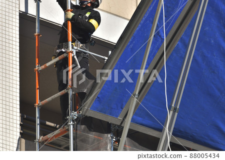 Large-scale condominium repair scaffolding assembly work Large-scale condominium repair scaffolding assembly work 88005434