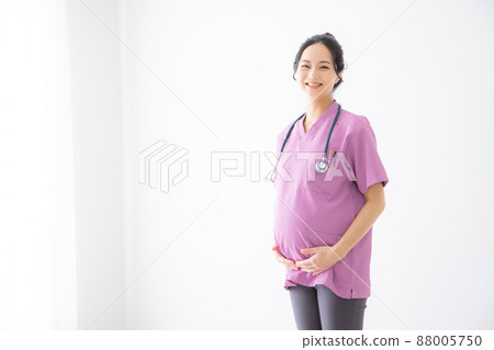 Nurse pregnant woman 88005750
