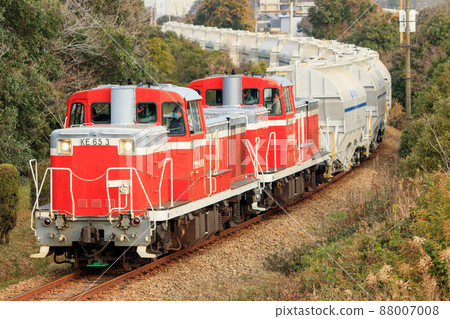 衣浦臨海鐵道的內燃機車將碳酸鈣運送到平南市站 88007008