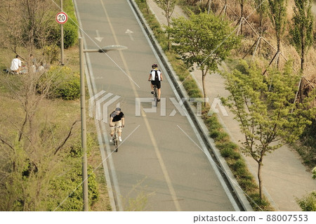 People riding bicycles leisurely on the bike path of the Han River People riding bicycles leisurely on the bike path of the Han River 88007553