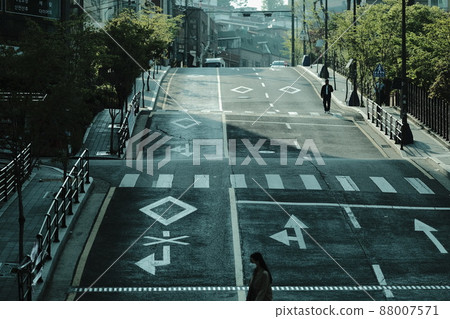視覺錯覺即使是普通的韓國汽車重複上坡和下坡路 視覺錯覺即使是普通的韓國汽車重複上坡和下坡路 88007571