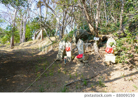 Shikoku Pilgrimage Route and Stone Buddhas at Temples 2: Manabe Island, Kasaoka City, Okayama Prefecture Shikoku Pilgrimage Route and Stone Buddhas at Temples 2: Manabe Island, Kasaoka City, Okayama Prefecture 88009150