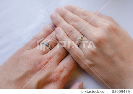 Wedding ring and hand Wedding ring and hand 88009489