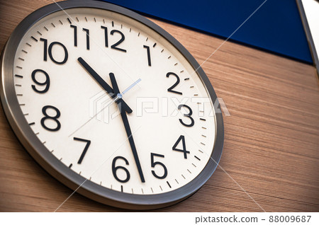 Simple wall clock 88009687