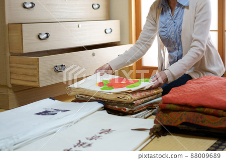 組織和服舞的中年婦女 組織和服舞的中年婦女 88009689