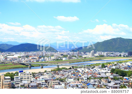 長良川和岐阜市區的風景 長良川和岐阜市區的風景 88009757