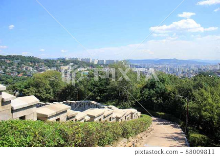 從臥龍公園路眺望首爾市中心 從臥龍公園路眺望首爾市中心 88009811