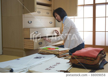 組織和服舞的中年婦女 88009858