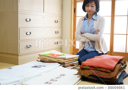 組織和服舞的中年婦女 88009861