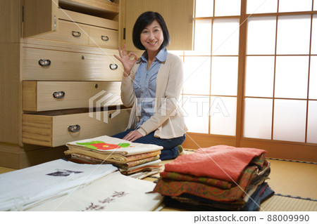 一位微笑的中年婦女在和服舞前做 OK 手勢 88009990