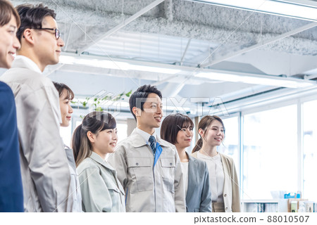 穿著工作服的工人 88010507