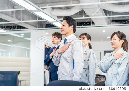 工人穿著工作服，雙手放在胸前 88010508