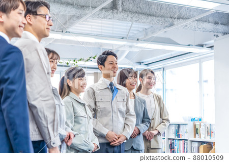 穿著工作服的工人 88010509