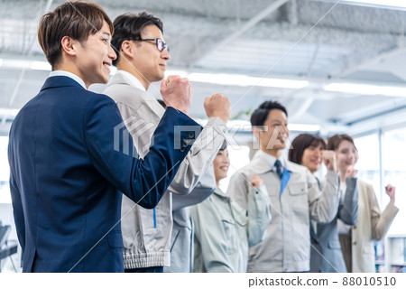 穿著工作服膽量姿勢的工人 88010510