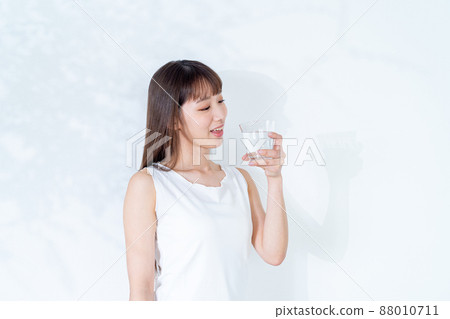 一杯的年輕女子 一杯的年輕女子 88010711