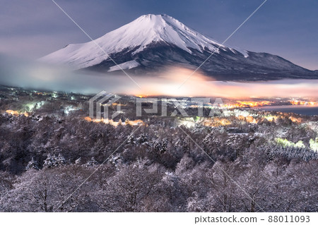 《Yamanashi Prefecture》 Mt. Fuji in winter and Lake Yamanaka panorama at night 88011093