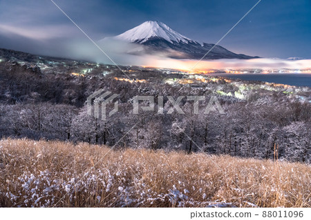 《山梨縣》冬天的富士山和夜晚的山中湖全景 88011096