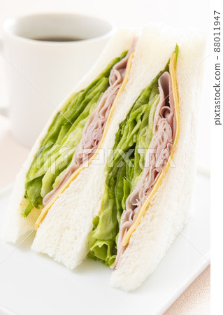 美味的火腿生菜奶酪三明治和熱咖啡 88011947