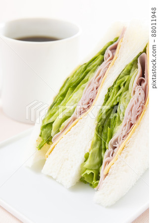 美味的火腿生菜奶酪三明治和熱咖啡 美味的火腿生菜奶酪三明治和熱咖啡 88011948