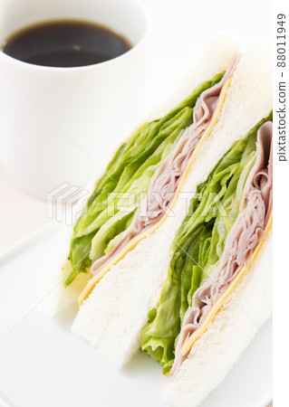 美味的火腿生菜奶酪三明治和熱咖啡 美味的火腿生菜奶酪三明治和熱咖啡 88011949