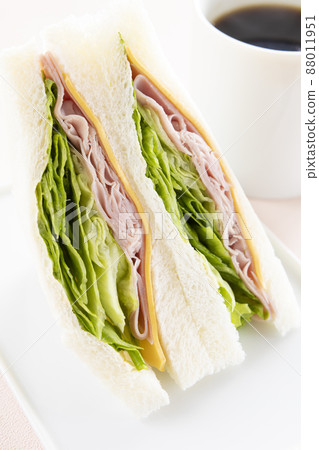 美味的火腿生菜奶酪三明治和熱咖啡 美味的火腿生菜奶酪三明治和熱咖啡 88011951