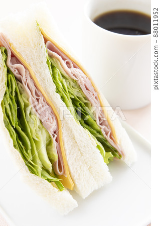 美味的火腿生菜奶酪三明治和熱咖啡 美味的火腿生菜奶酪三明治和熱咖啡 88011952