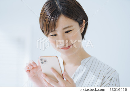 操作智能手機的女人 88016436