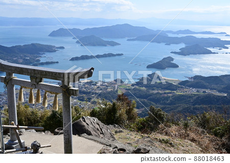 供奉在天草群島最高峰的倉岡神社鳥居 供奉在天草群島最高峰的倉岡神社鳥居 88018463