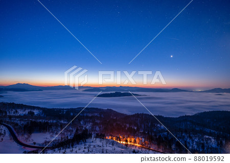 Dawn at Bihoro Pass, Sea of Clouds, Winter, Snow, Blue Moment 88019592