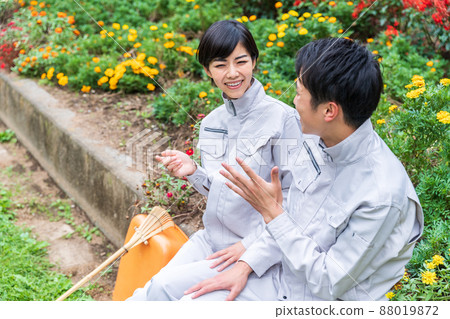 Park cleaners: Staff chatting during breaks Park cleaners: Staff chatting during breaks 88019872