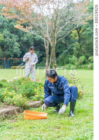 清潔公園的工作人員 清潔公園的工作人員 88019926