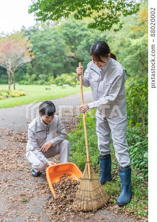 Female staff cleaning the park 88020002