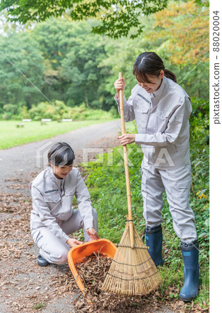 打掃公園的女職員 打掃公園的女職員 88020004