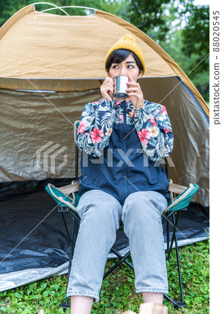 營地女孩喝一杯咖啡，享受大自然 88020545